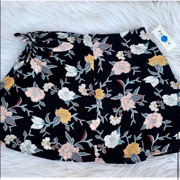 NWT KENDALL & KYLIE Floral Skirt. - Picture 3 of 5